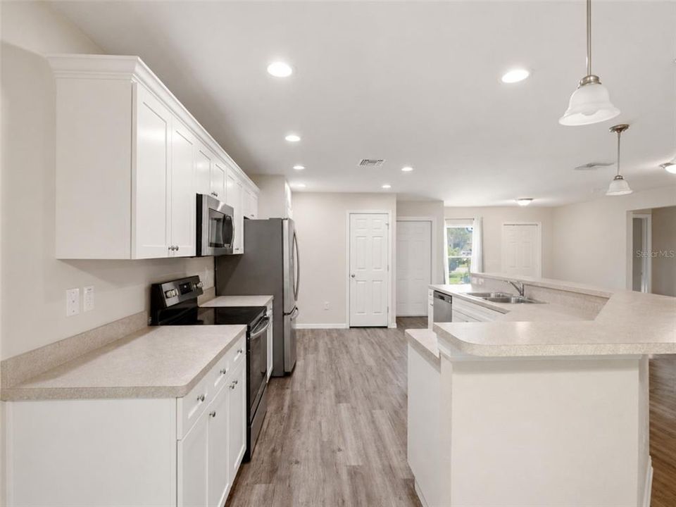 For Sale: $350,000 (3 beds, 2 baths, 1466 Square Feet)