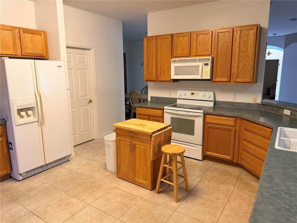 For Sale: $350,000 (3 beds, 3 baths, 2325 Square Feet)
