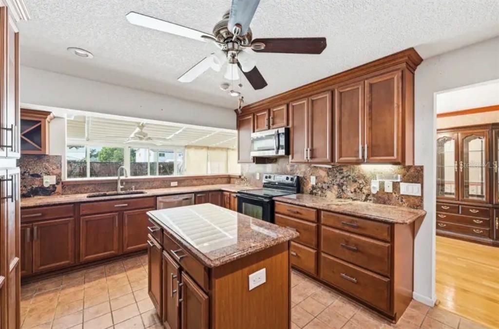 En Venta: $525,000 (4 camas, 2 baños, 2637 Pies cuadrados)