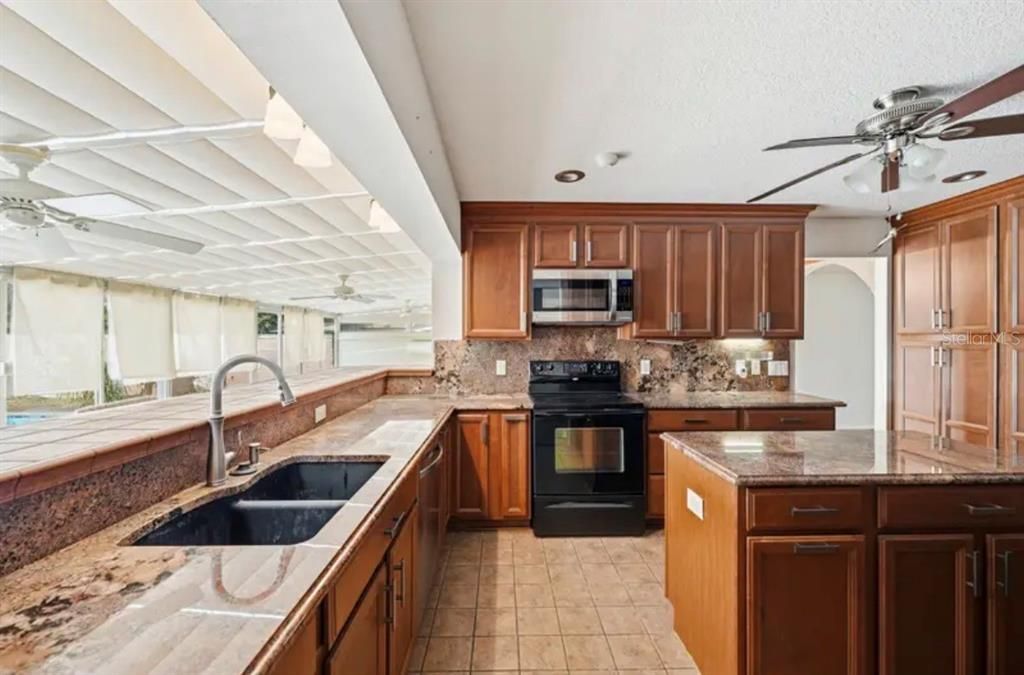 En Venta: $525,000 (4 camas, 2 baños, 2637 Pies cuadrados)
