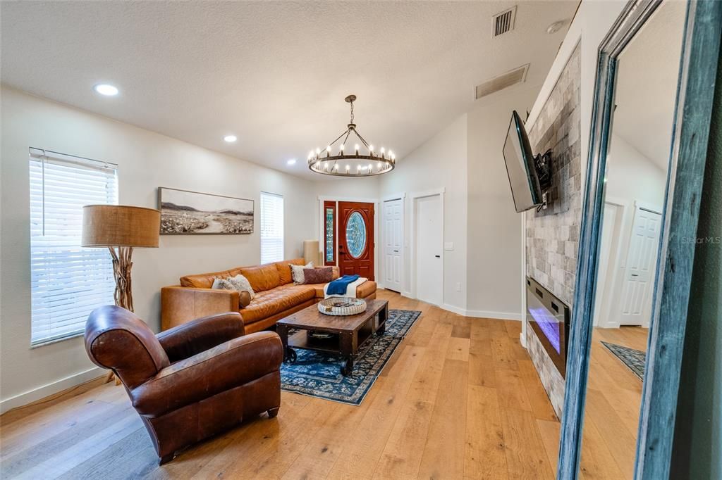 For Sale: $384,900 (3 beds, 2 baths, 1256 Square Feet)