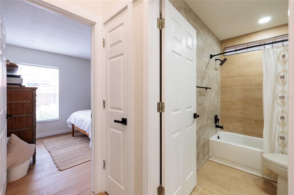 For Sale: $384,900 (3 beds, 2 baths, 1256 Square Feet)