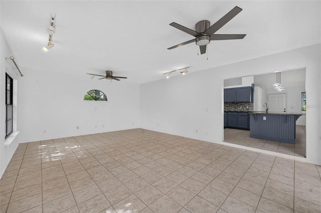 Activo con contrato: $249,900 (3 camas, 2 baños, 1379 Pies cuadrados)