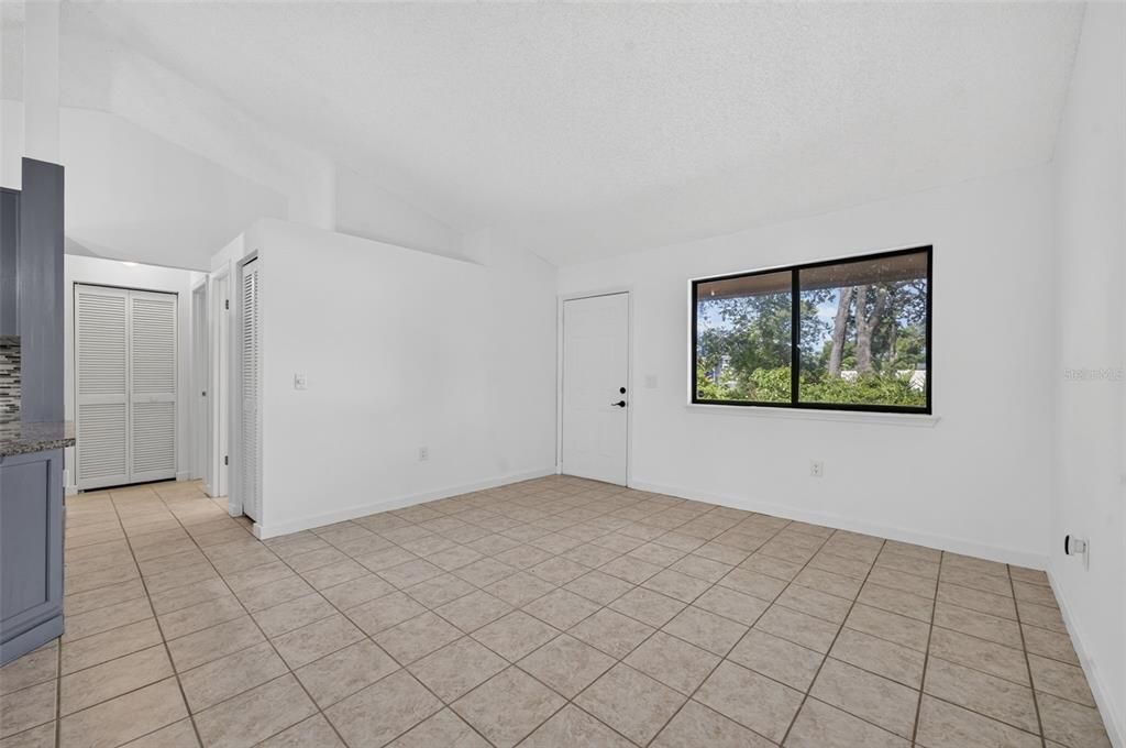 Activo con contrato: $249,900 (3 camas, 2 baños, 1379 Pies cuadrados)