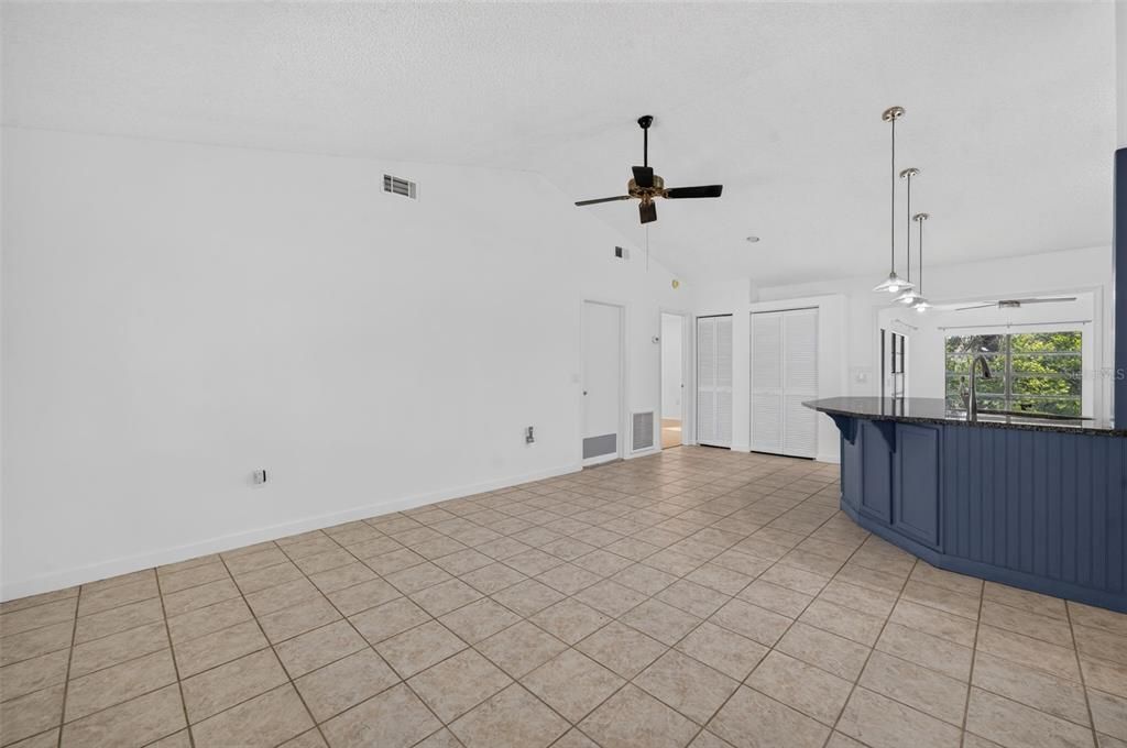 Activo con contrato: $249,900 (3 camas, 2 baños, 1379 Pies cuadrados)