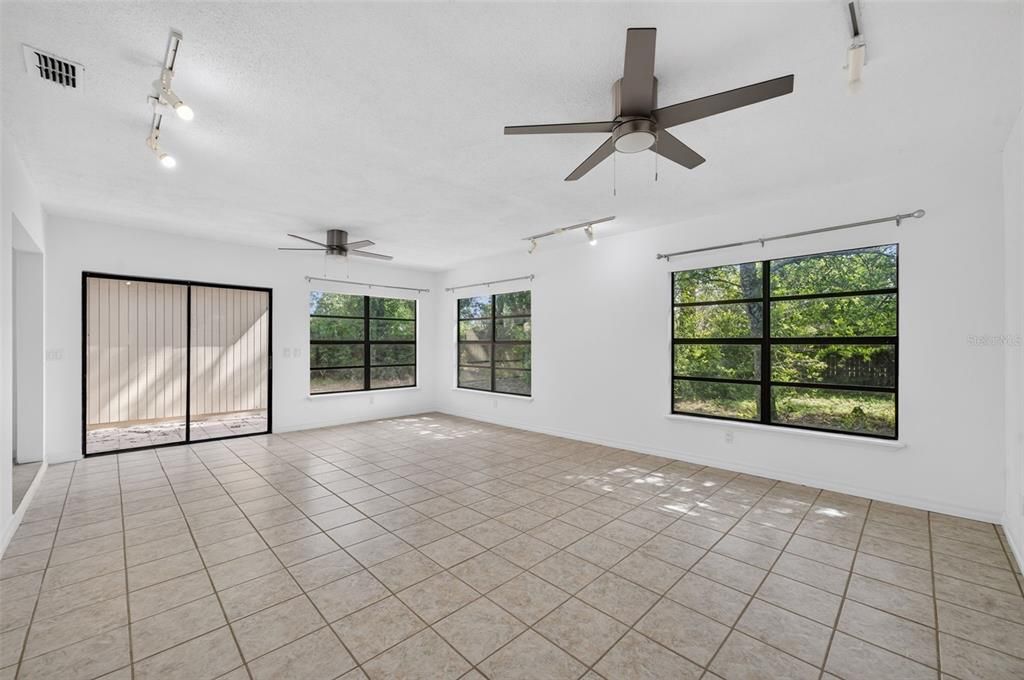 Activo con contrato: $249,900 (3 camas, 2 baños, 1379 Pies cuadrados)