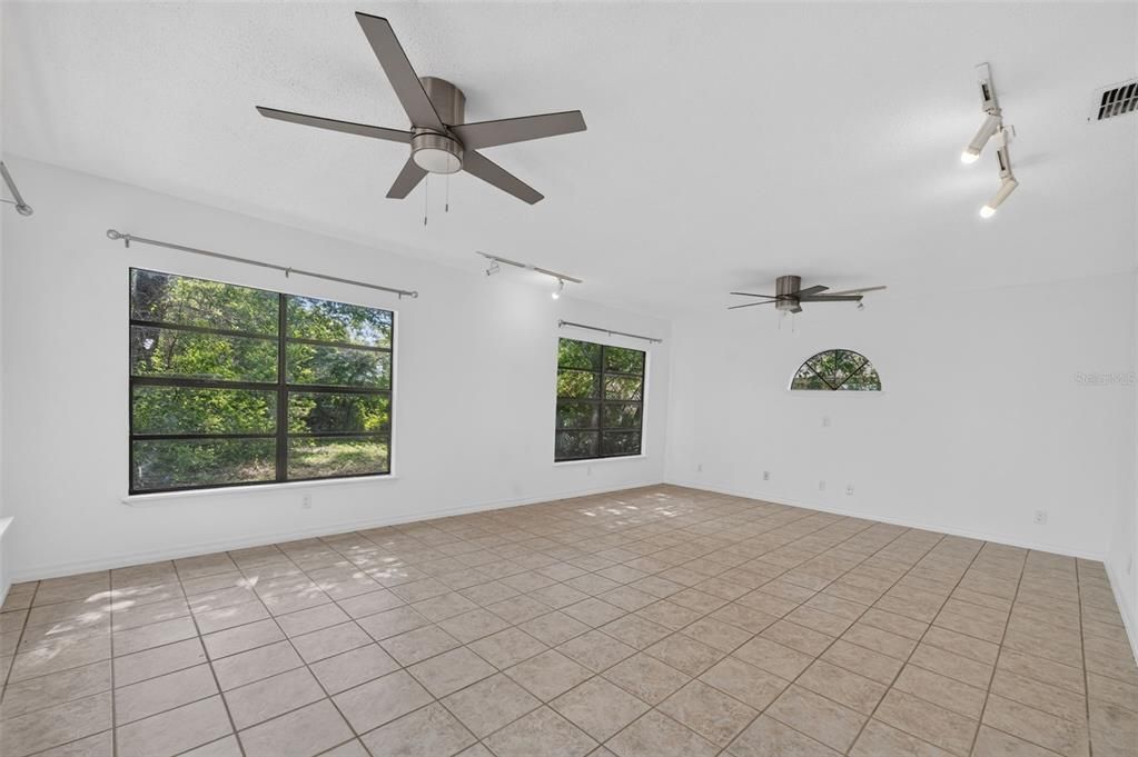 Activo con contrato: $249,900 (3 camas, 2 baños, 1379 Pies cuadrados)