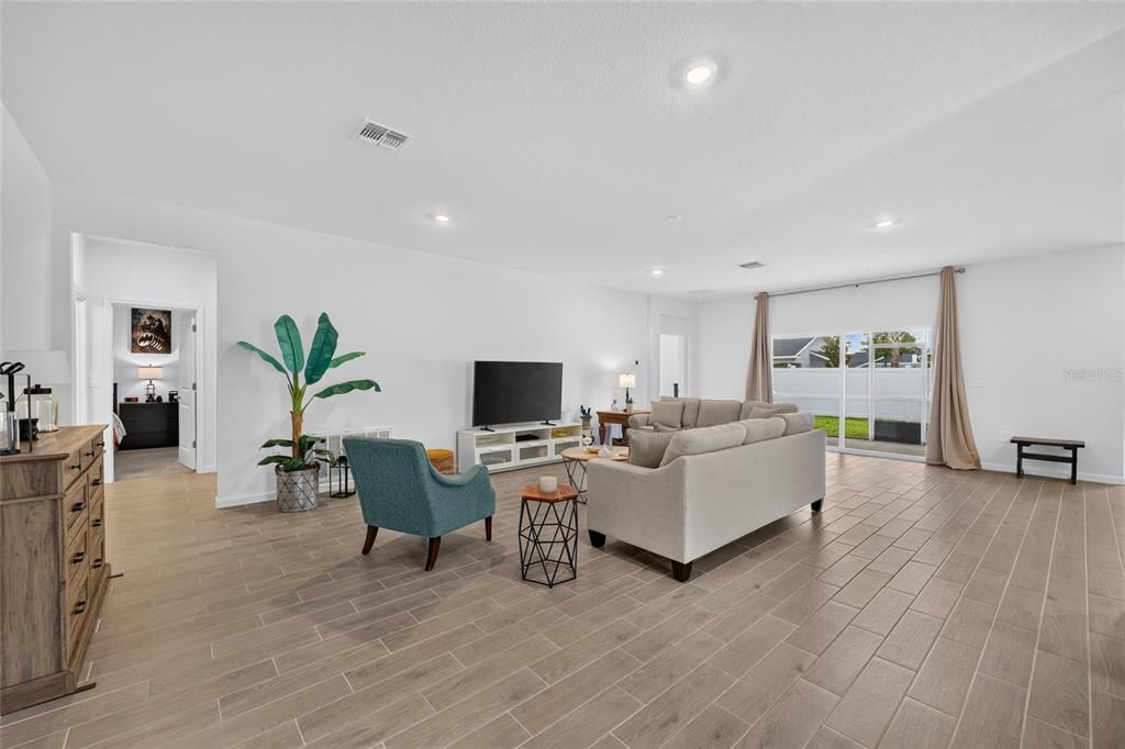 For Sale: $373,500 (4 beds, 3 baths, 2601 Square Feet)