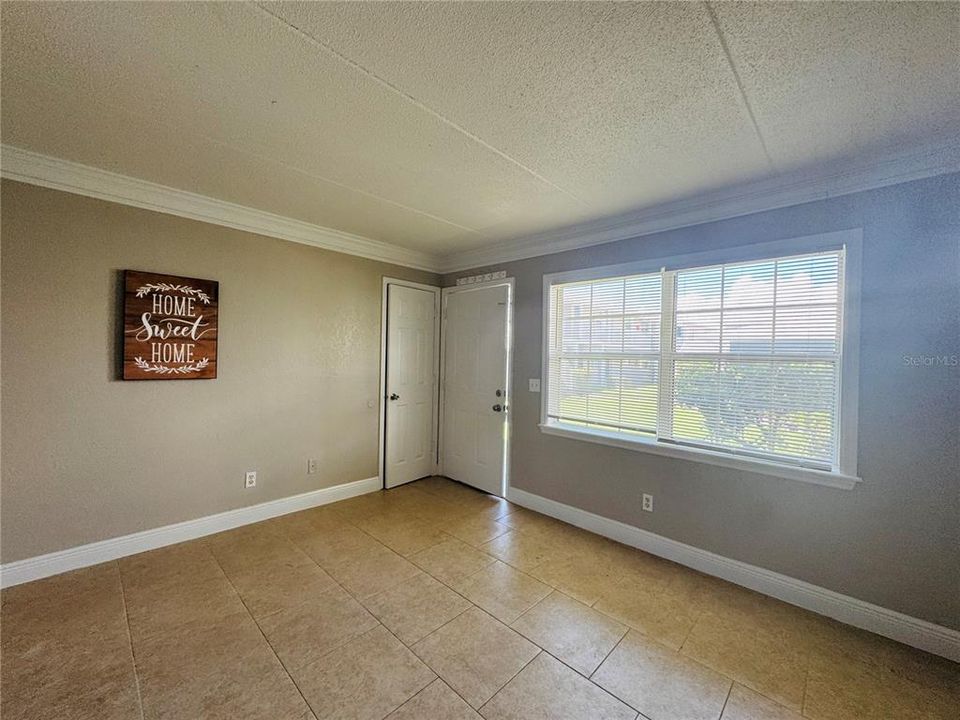 For Sale: $139,000 (2 beds, 1 baths, 702 Square Feet)