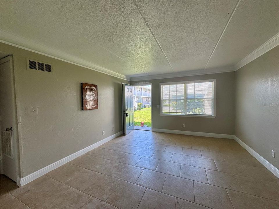 For Sale: $139,000 (2 beds, 1 baths, 702 Square Feet)