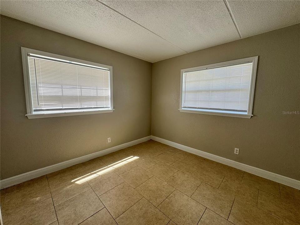 For Sale: $139,000 (2 beds, 1 baths, 702 Square Feet)