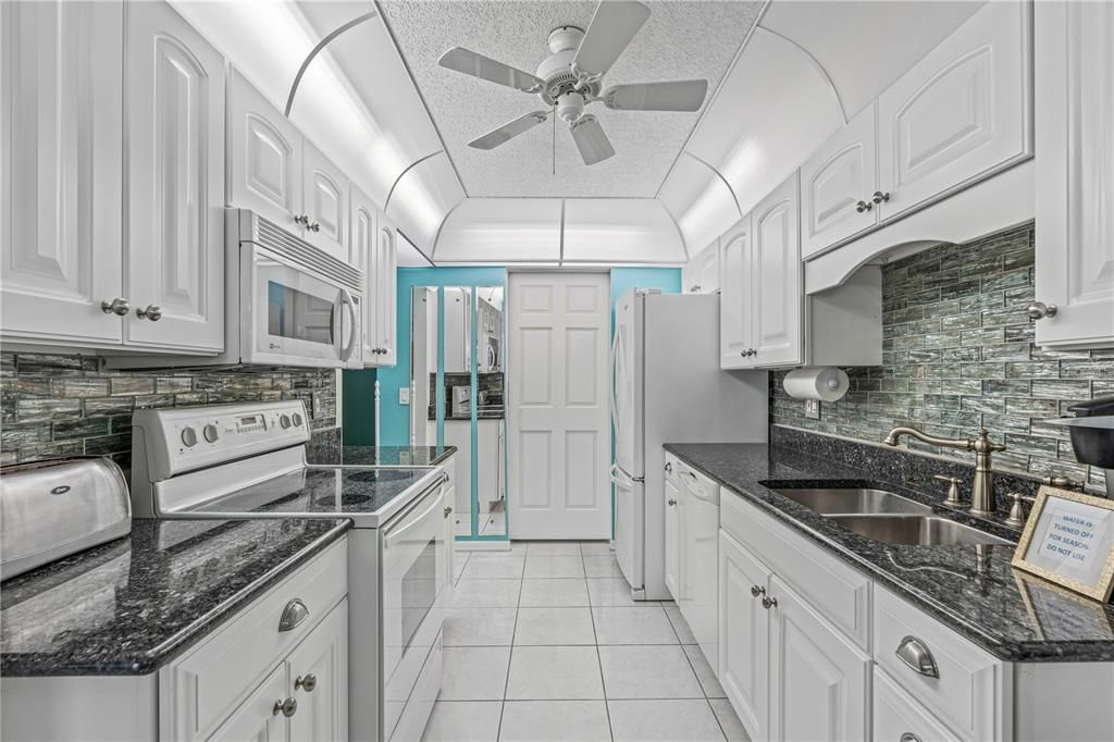 For Sale: $169,900 (2 beds, 2 baths, 1070 Square Feet)