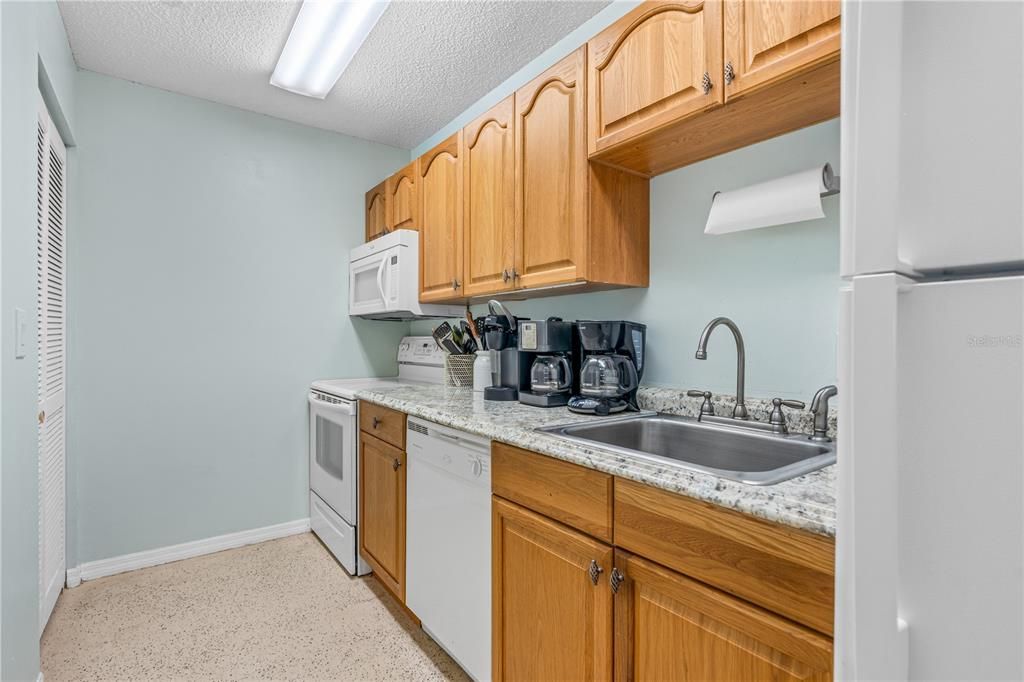 For Sale: $169,900 (2 beds, 2 baths, 1070 Square Feet)