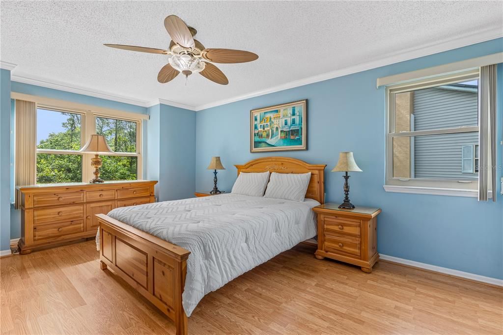 For Sale: $169,900 (2 beds, 2 baths, 1070 Square Feet)