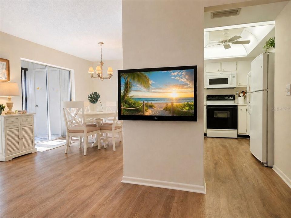 For Sale: $149,900 (2 beds, 2 baths, 1025 Square Feet)