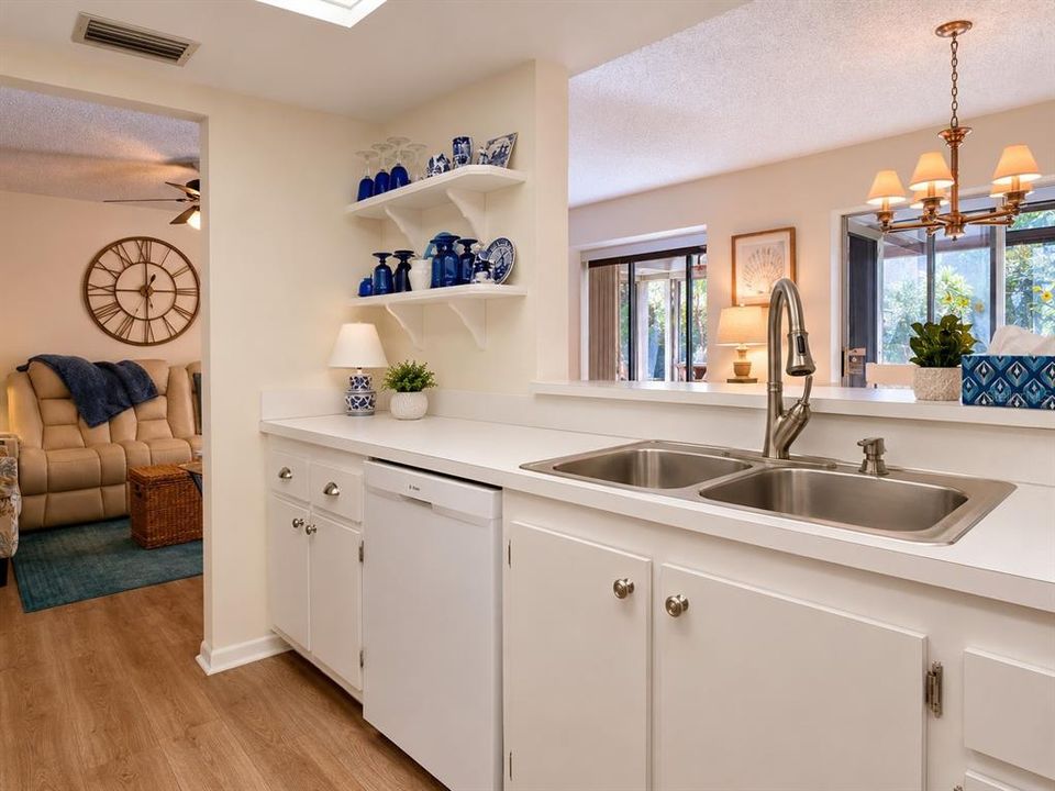 For Sale: $149,900 (2 beds, 2 baths, 1025 Square Feet)