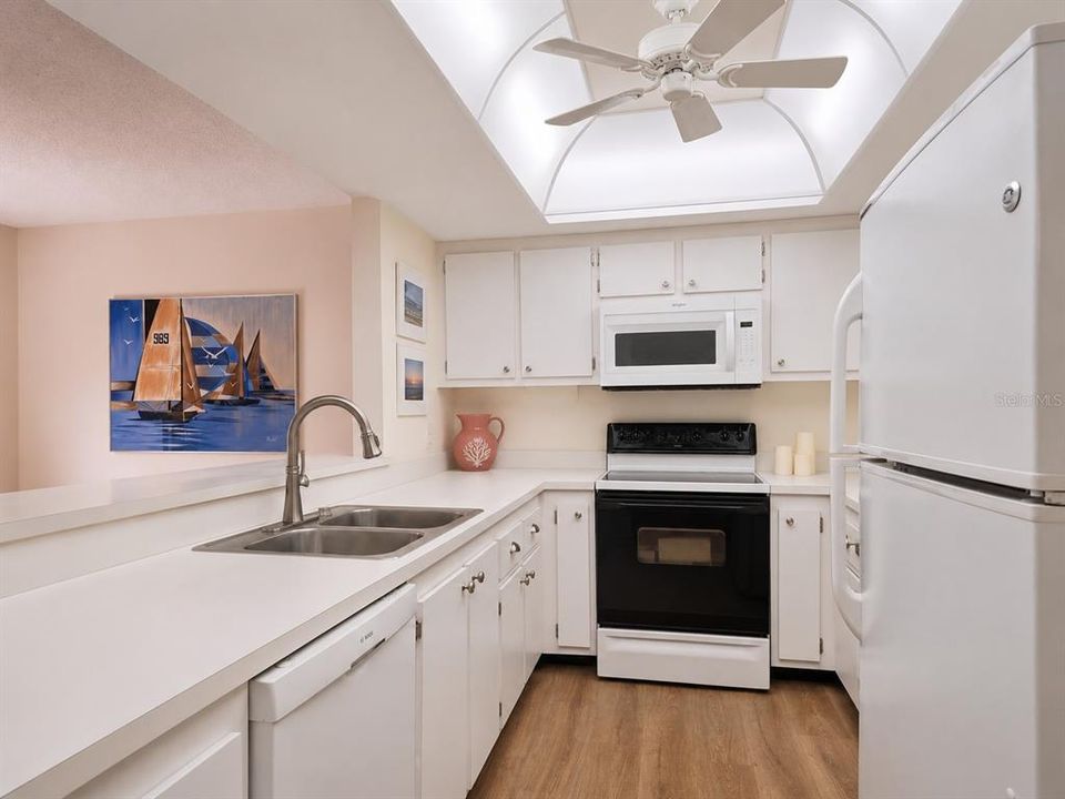 For Sale: $149,900 (2 beds, 2 baths, 1025 Square Feet)