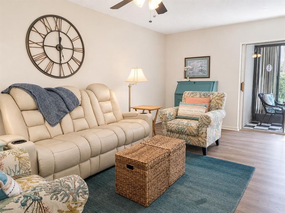 For Sale: $149,900 (2 beds, 2 baths, 1025 Square Feet)