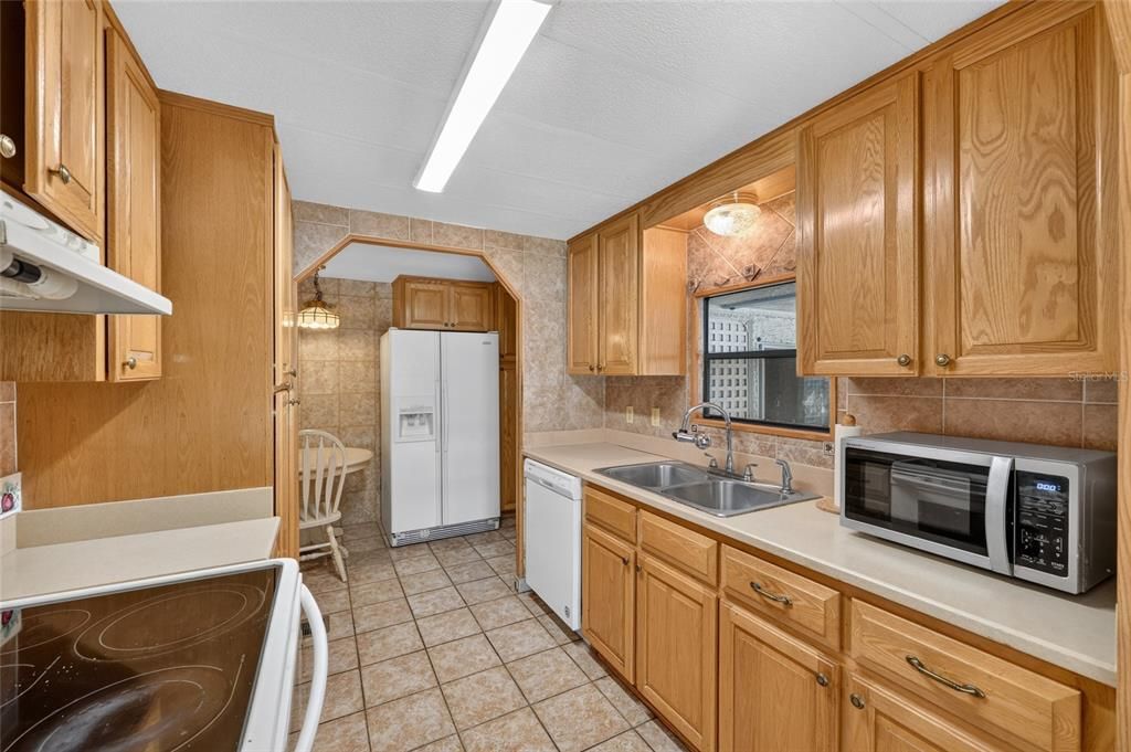 For Sale: $110,000 (2 beds, 2 baths, 966 Square Feet)
