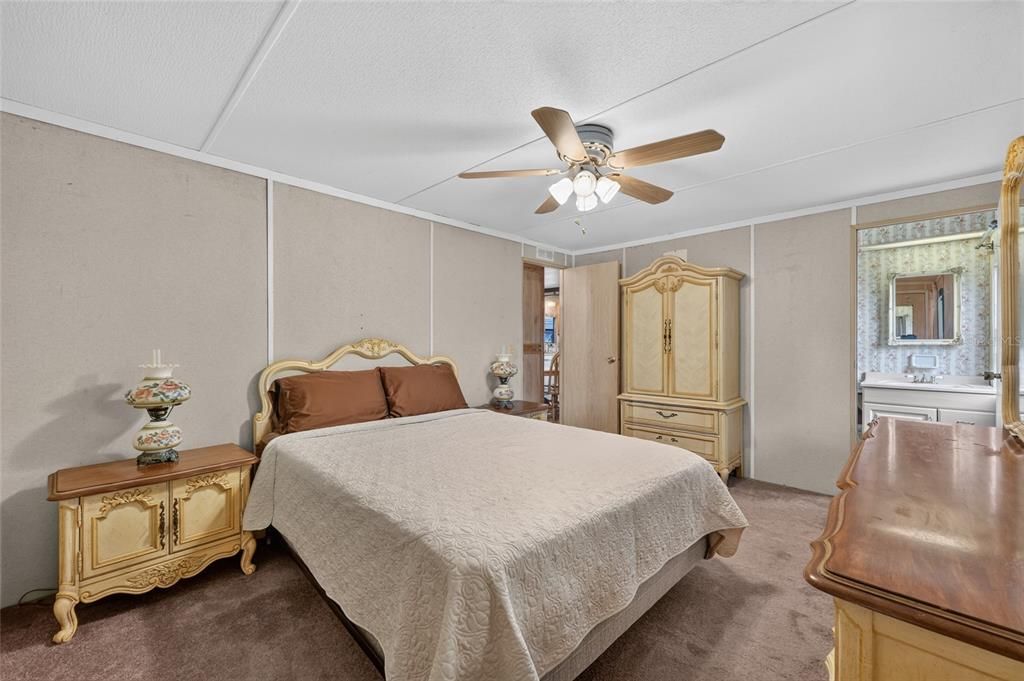 For Sale: $110,000 (2 beds, 2 baths, 966 Square Feet)