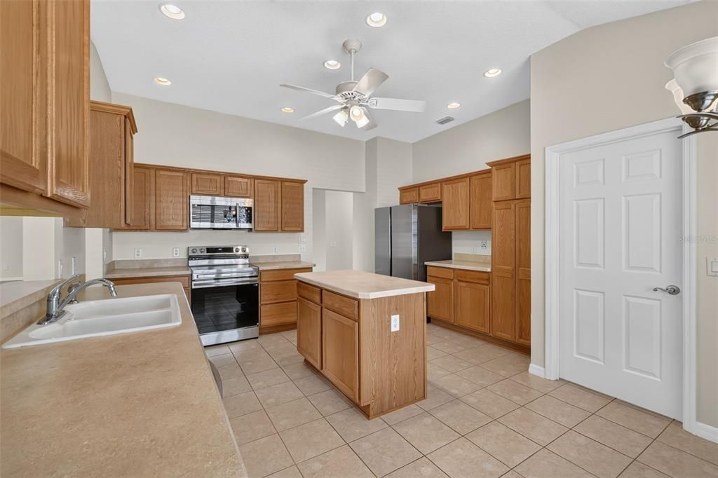 For Sale: $365,000 (3 beds, 2 baths, 1695 Square Feet)