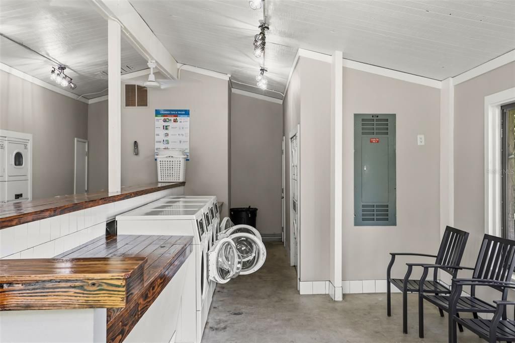 For Sale: $129,900 (1 beds, 1 baths, 836 Square Feet)