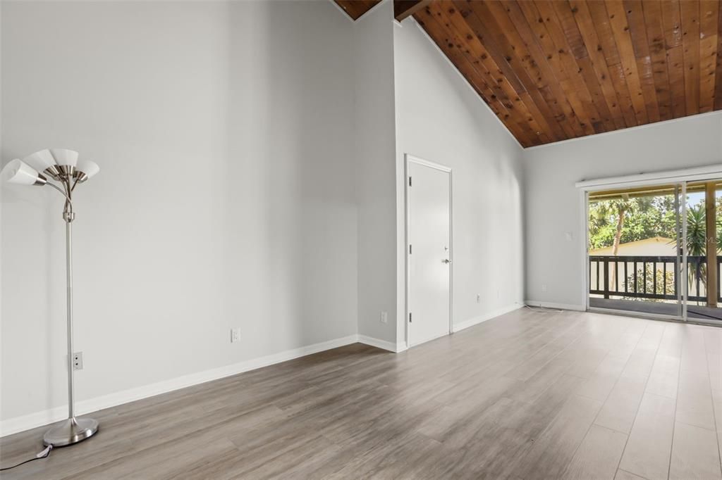 For Sale: $129,900 (1 beds, 1 baths, 836 Square Feet)