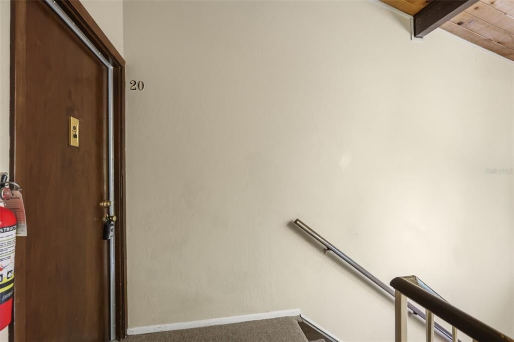 For Sale: $129,900 (1 beds, 1 baths, 836 Square Feet)