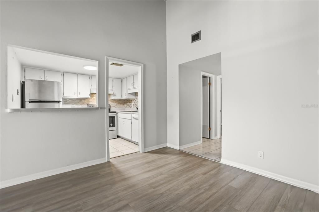For Sale: $129,900 (1 beds, 1 baths, 836 Square Feet)