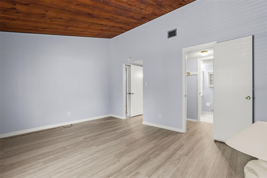 For Sale: $129,900 (1 beds, 1 baths, 836 Square Feet)