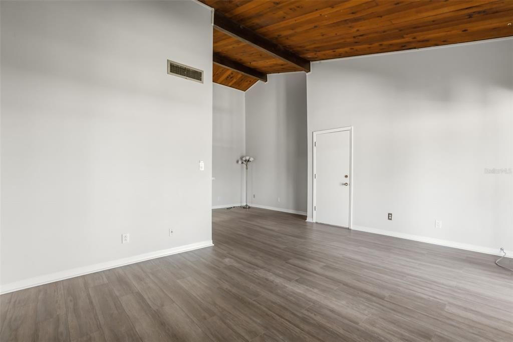 For Sale: $129,900 (1 beds, 1 baths, 836 Square Feet)