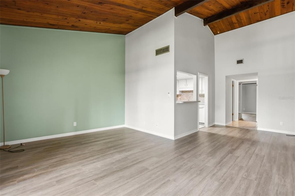 For Sale: $129,900 (1 beds, 1 baths, 836 Square Feet)