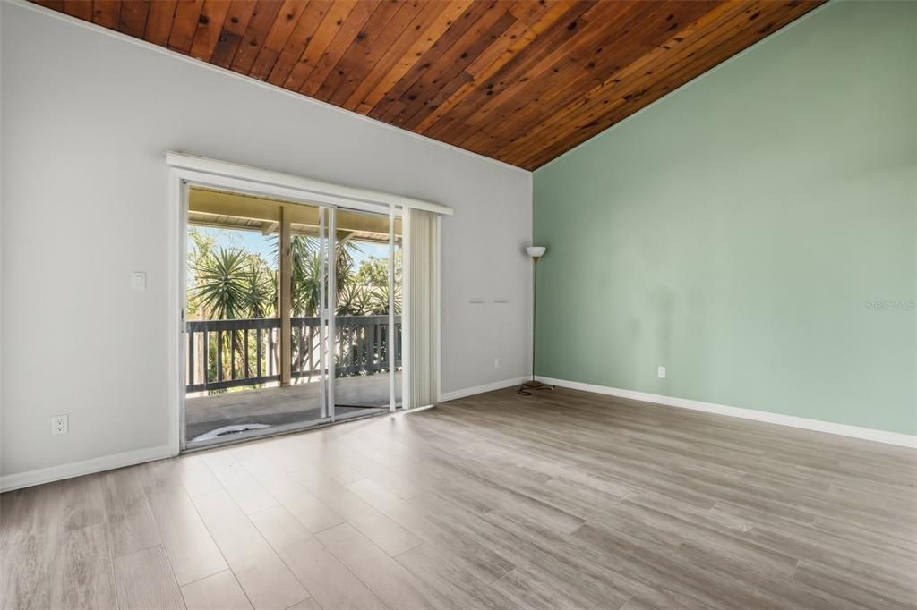 For Sale: $129,900 (1 beds, 1 baths, 836 Square Feet)