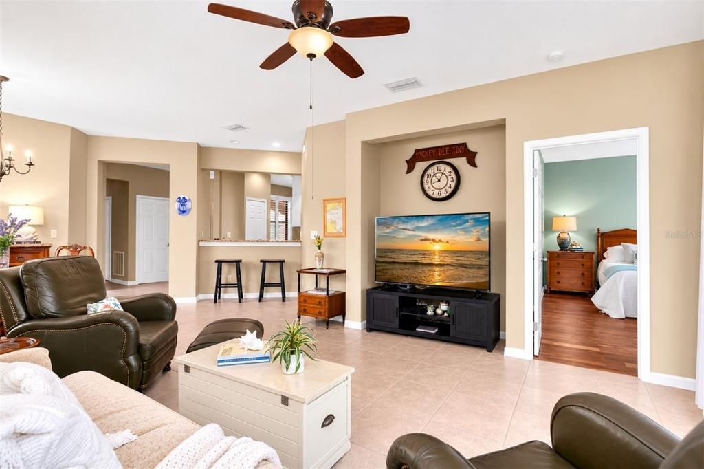 For Sale: $300,000 (3 beds, 2 baths, 1616 Square Feet)