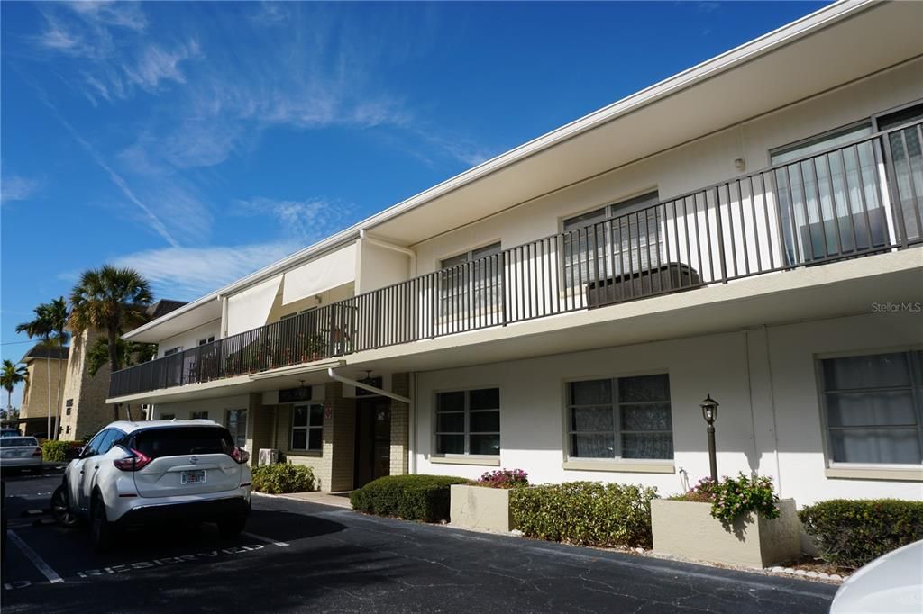 For Rent: $1,925 (2 beds, 1 baths, 875 Square Feet)