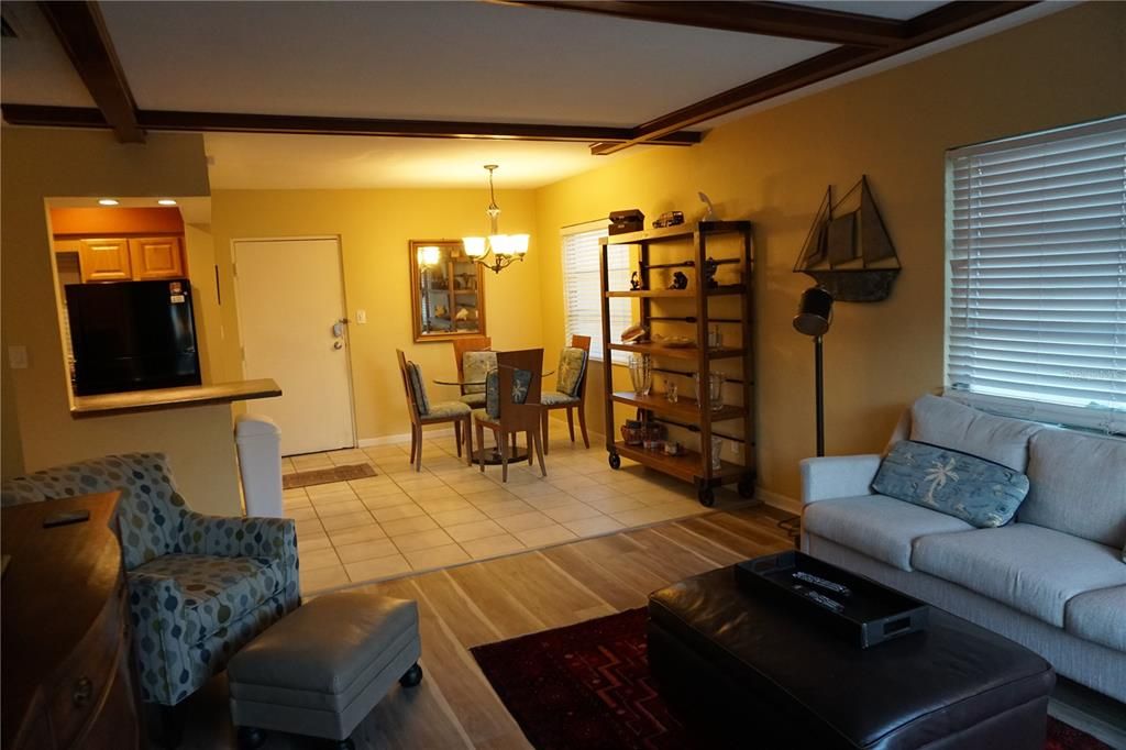 For Rent: $1,925 (2 beds, 1 baths, 875 Square Feet)