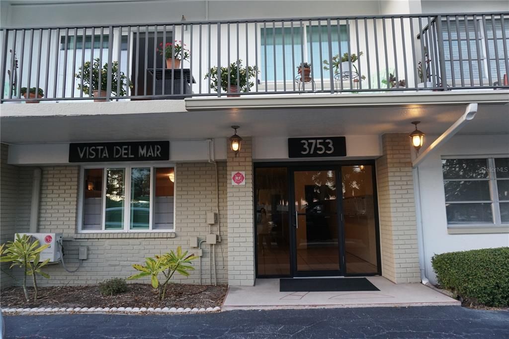 For Rent: $1,925 (2 beds, 1 baths, 875 Square Feet)