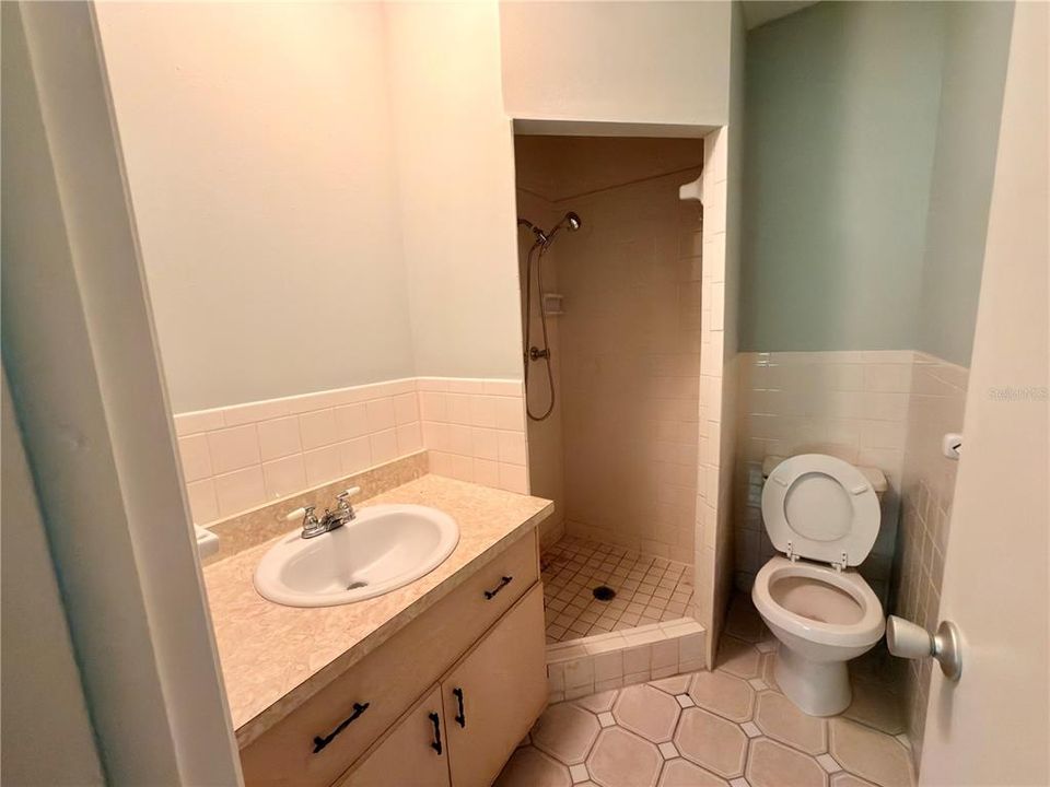 На продажу: $94,900 (2 спален, 2 ванн, 1008 Квадратных фут)