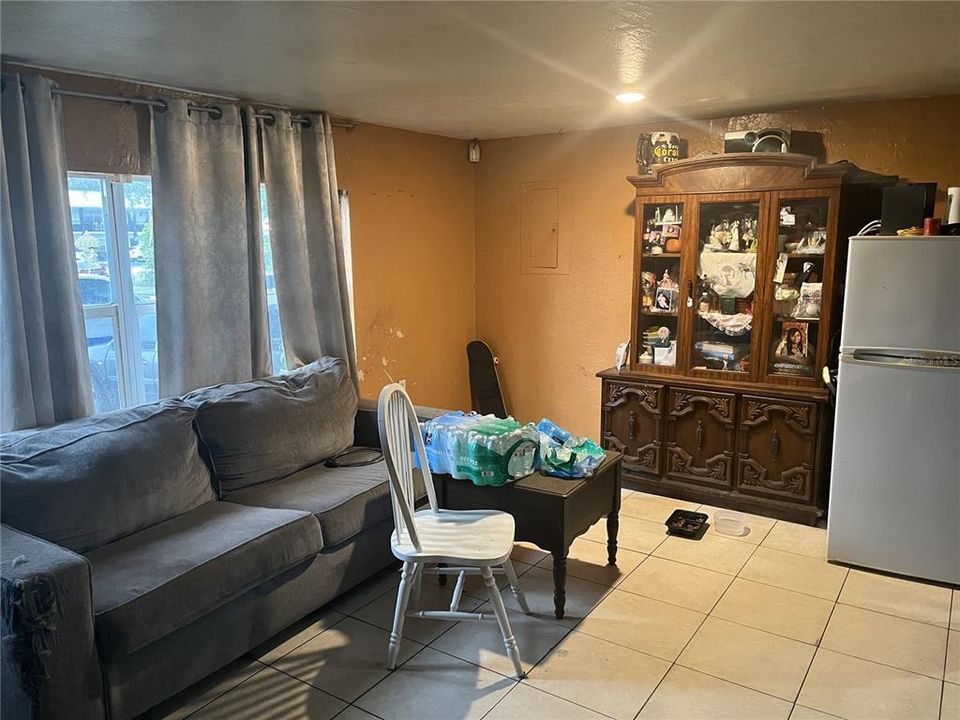 For Sale: $205,000 (3 beds, 1 baths, 800 Square Feet)