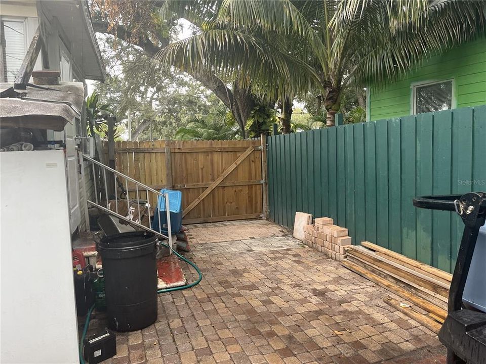 For Sale: $205,000 (3 beds, 1 baths, 800 Square Feet)