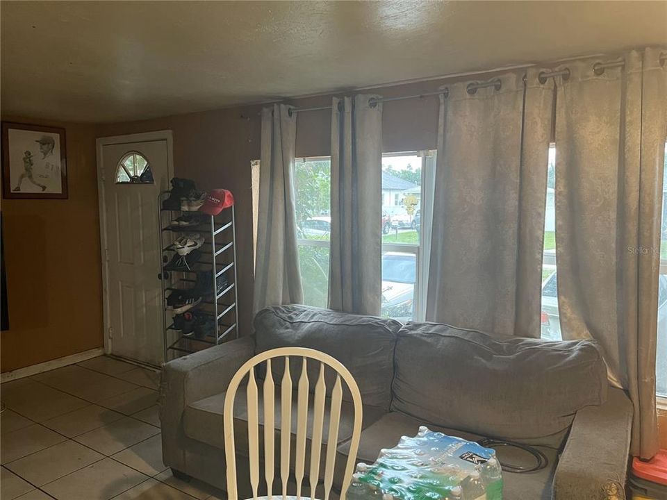 For Sale: $205,000 (3 beds, 1 baths, 800 Square Feet)