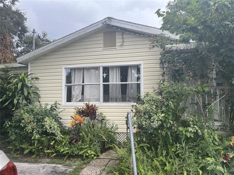 For Sale: $205,000 (3 beds, 1 baths, 800 Square Feet)