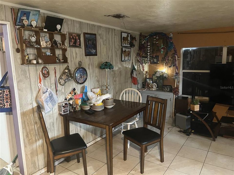 For Sale: $205,000 (3 beds, 1 baths, 800 Square Feet)