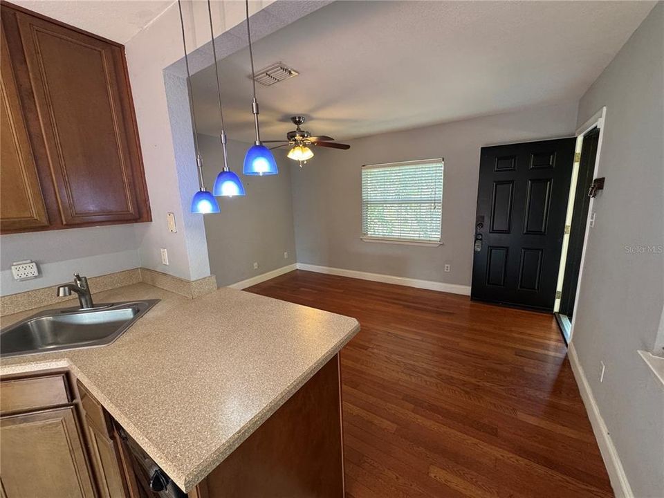 For Rent: $1,550 (2 beds, 1 baths, 677 Square Feet)