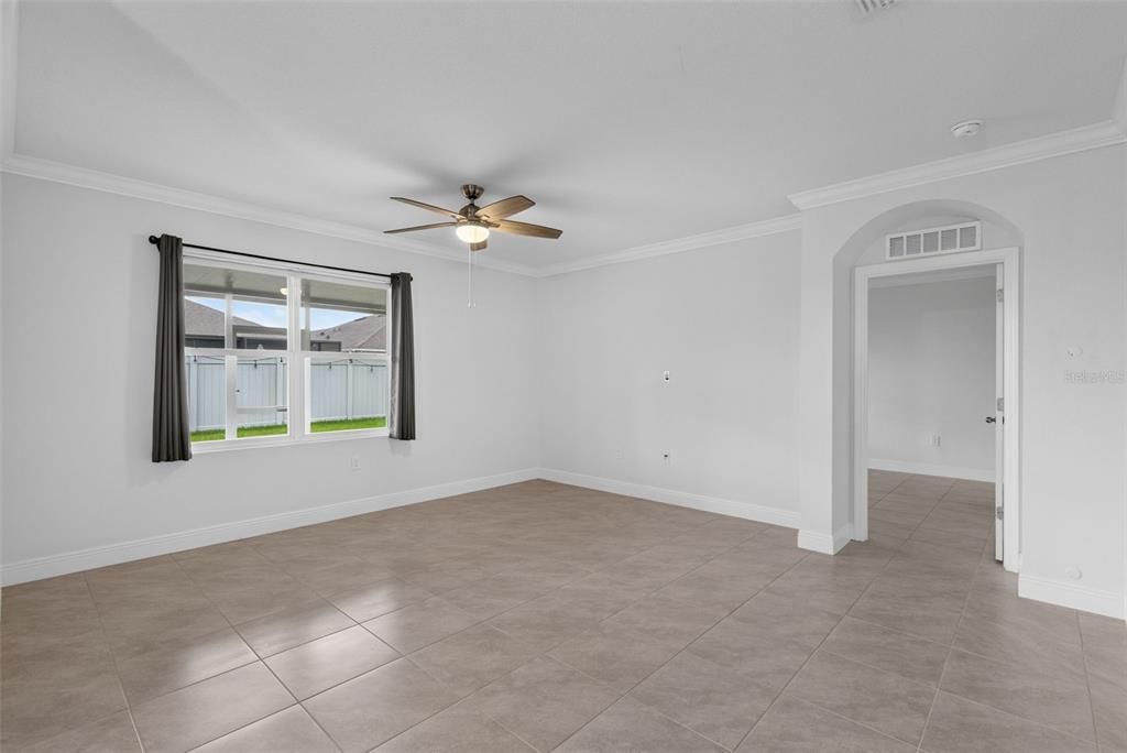 Activo con contrato: $435,000 (4 camas, 2 baños, 1846 Pies cuadrados)