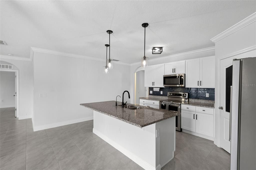 Activo con contrato: $435,000 (4 camas, 2 baños, 1846 Pies cuadrados)