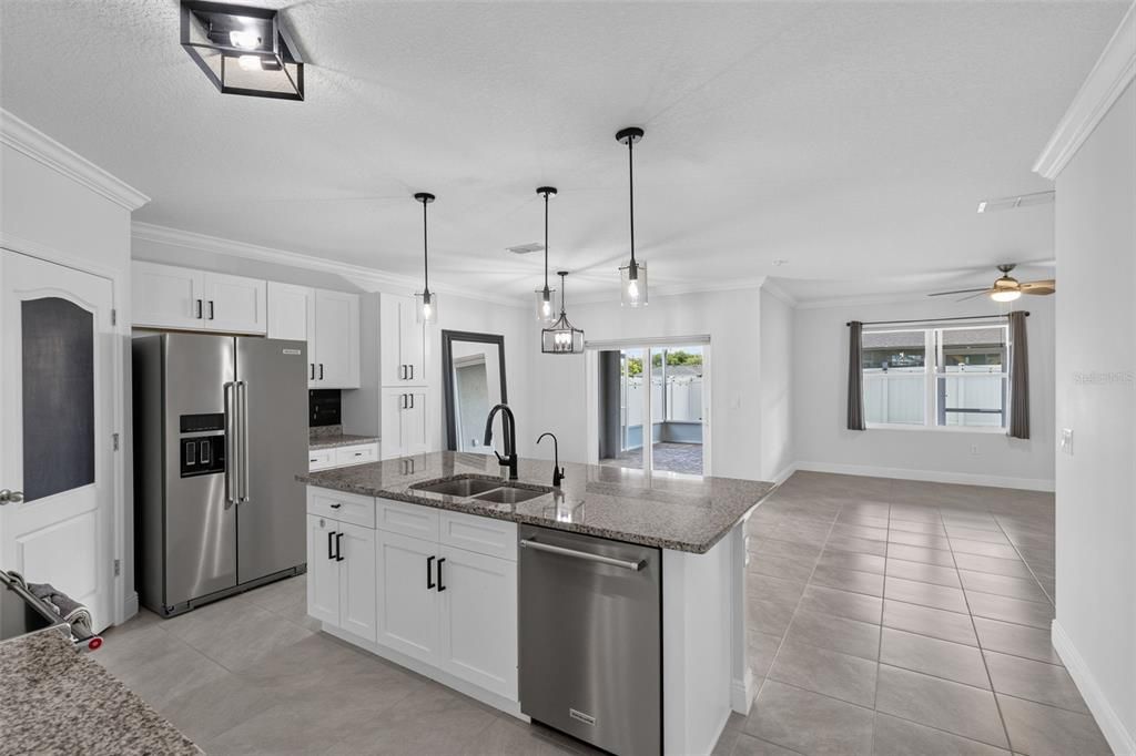 Activo con contrato: $435,000 (4 camas, 2 baños, 1846 Pies cuadrados)