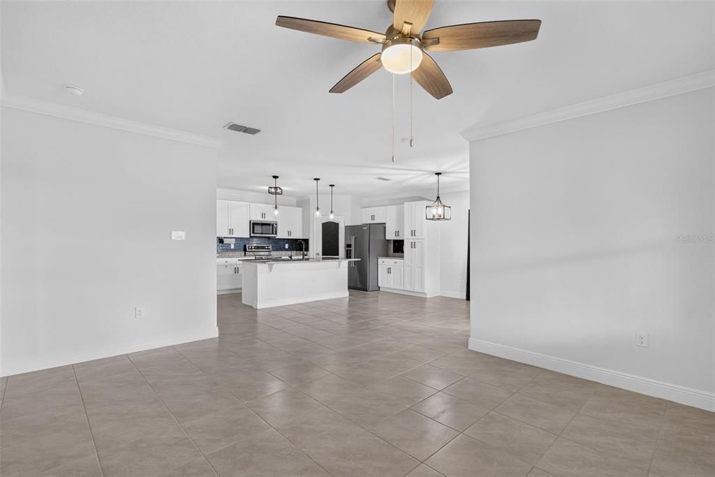 Activo con contrato: $435,000 (4 camas, 2 baños, 1846 Pies cuadrados)