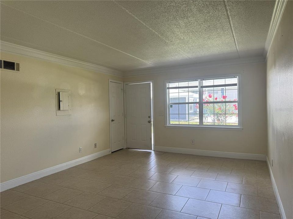 For Sale: $139,000 (2 beds, 1 baths, 702 Square Feet)