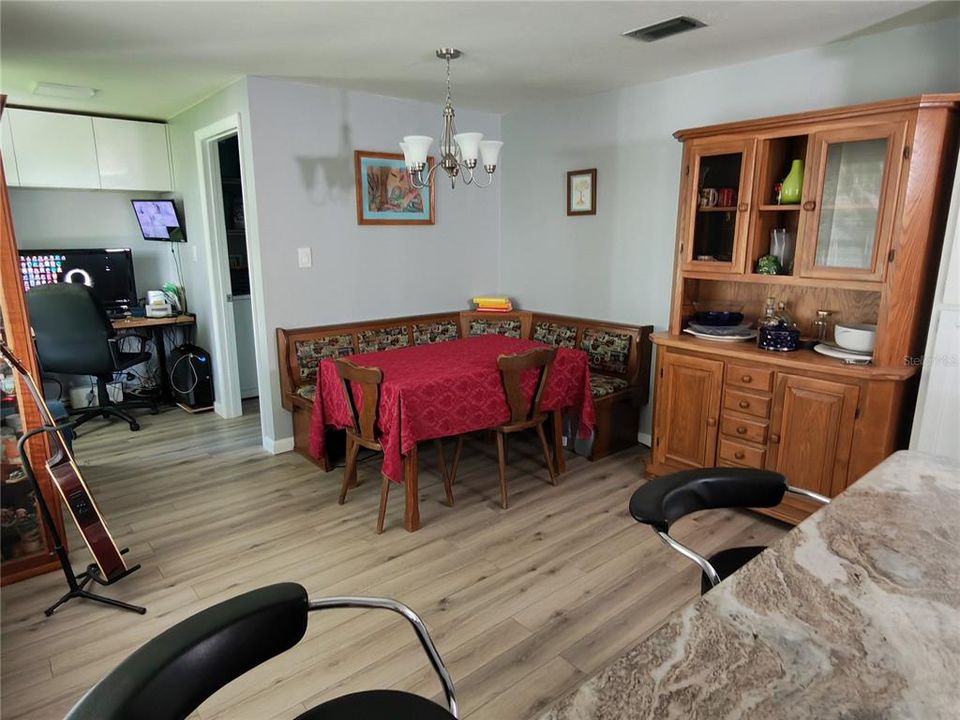 На продажу: $305,000 (2 спален, 2 ванн, 1300 Квадратных фут)